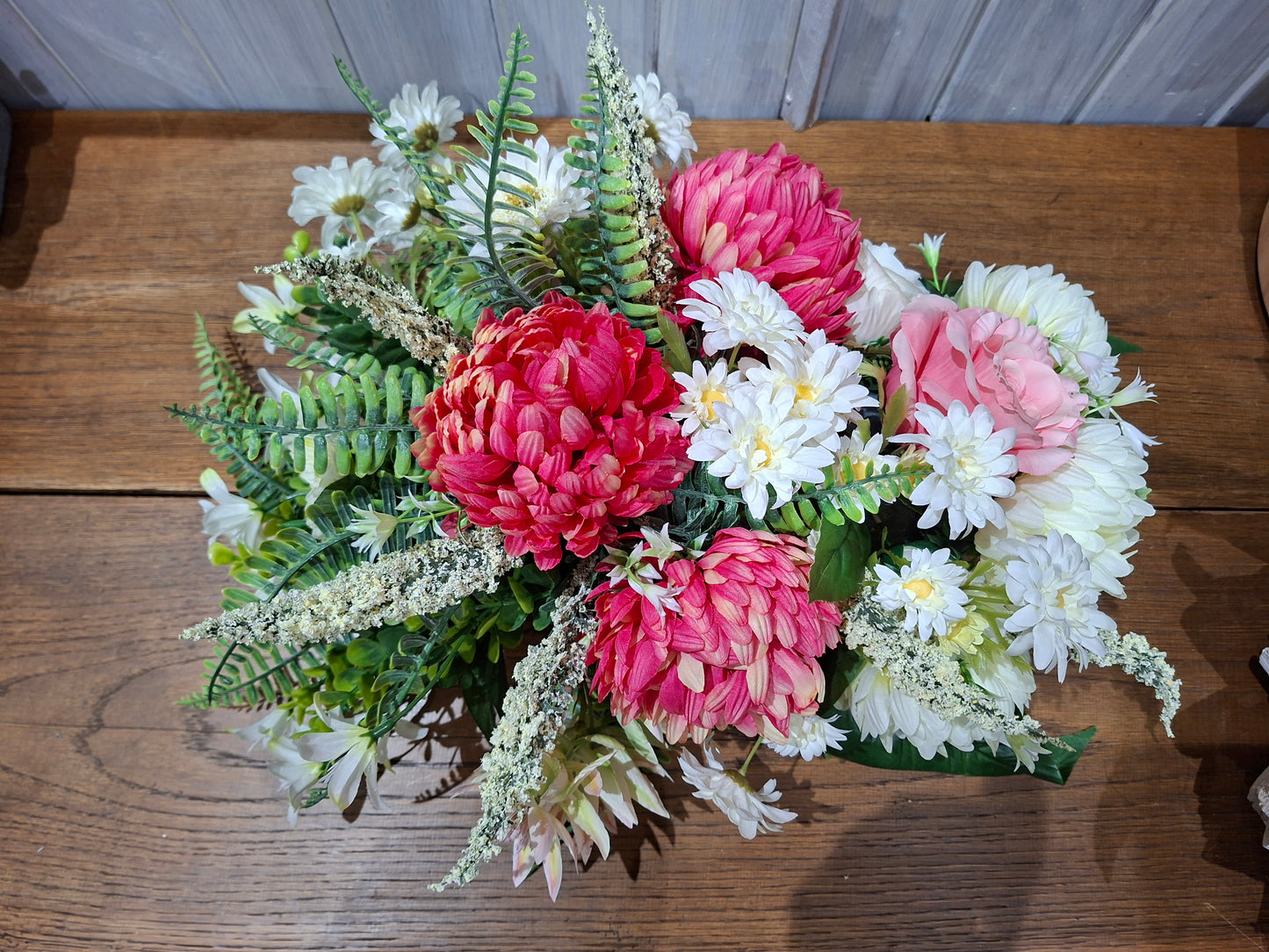 Composition Toussaint sur bûche – Chrysanthèmes et bruyère en mousse lestée