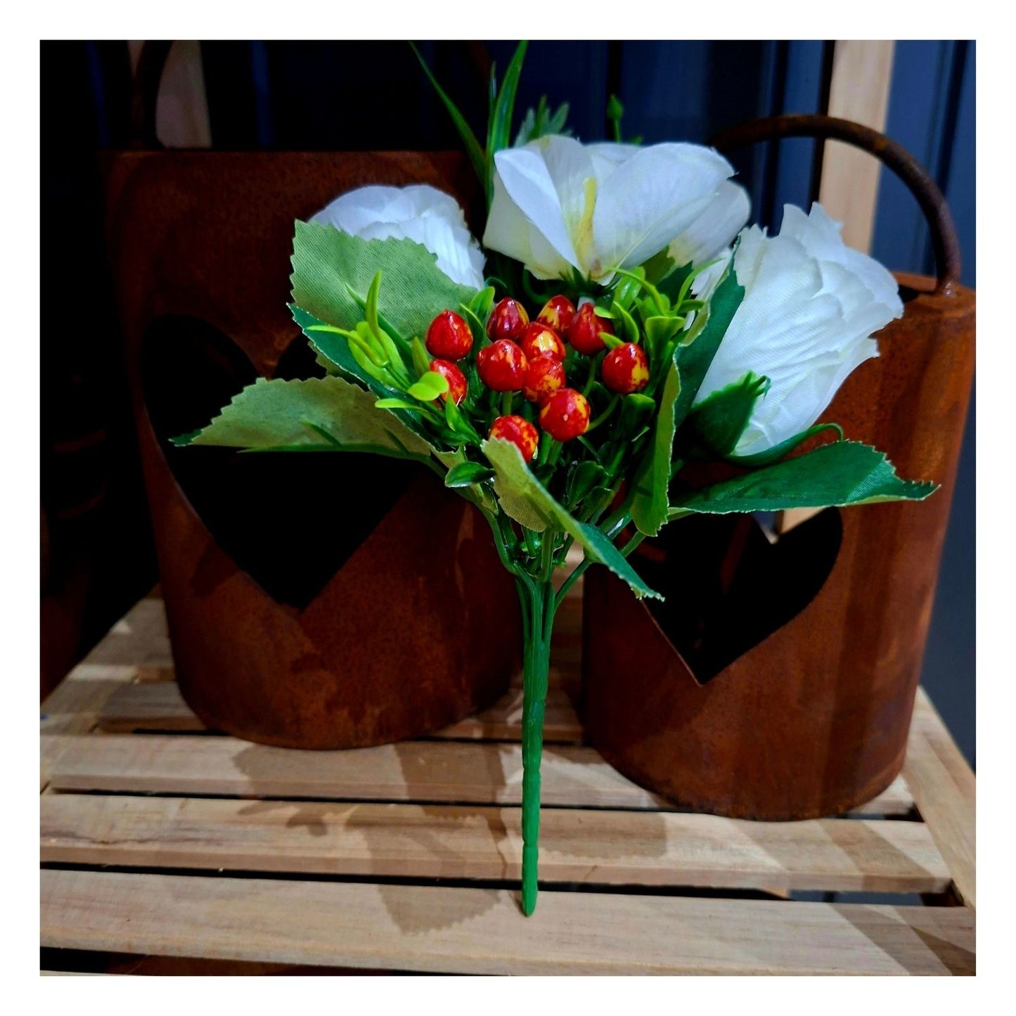 Petit bouquet sur tige - roses blanches et baies