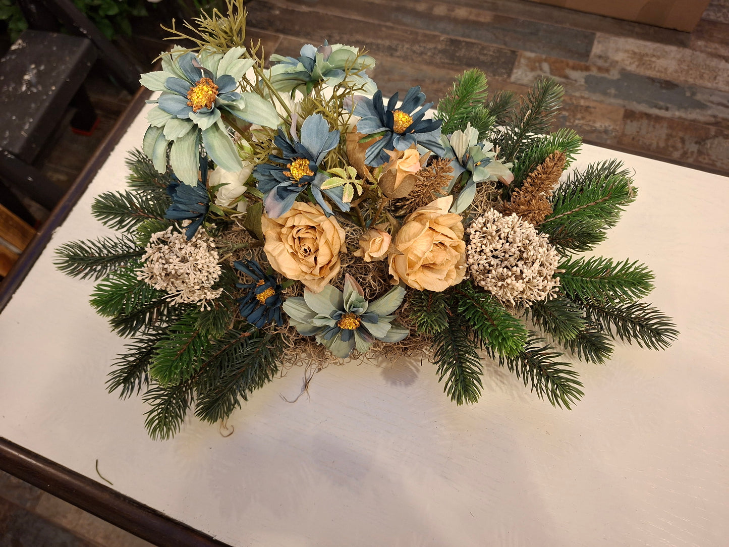 Composition sur bûche lestée – tons naturels bleu et ivoire