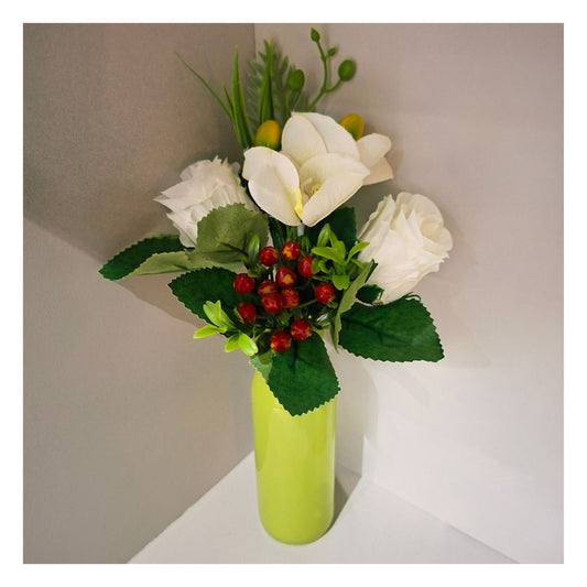 Petit bouquet sur tige - roses blanches et baies