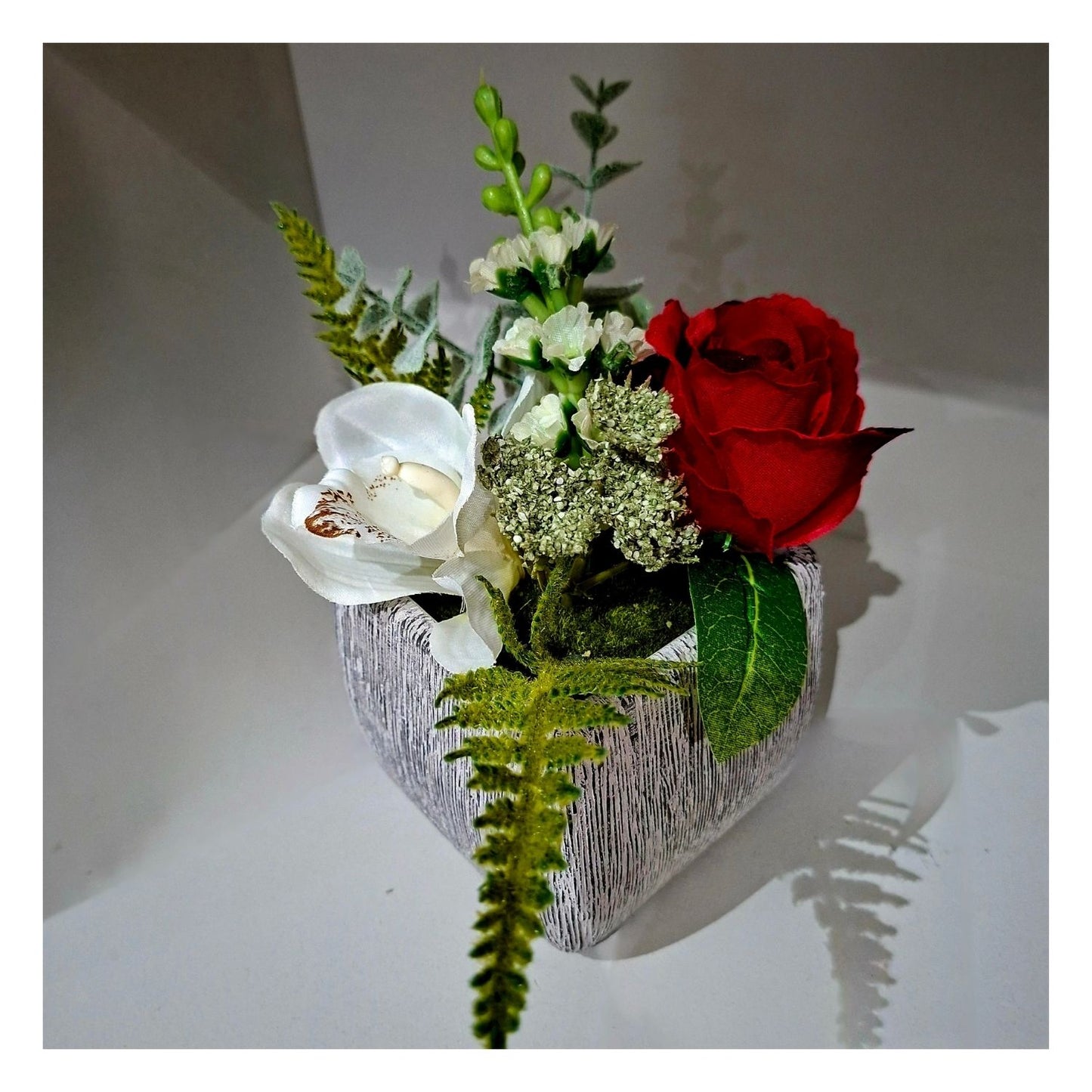 Composition florale rose rouge - orchidée