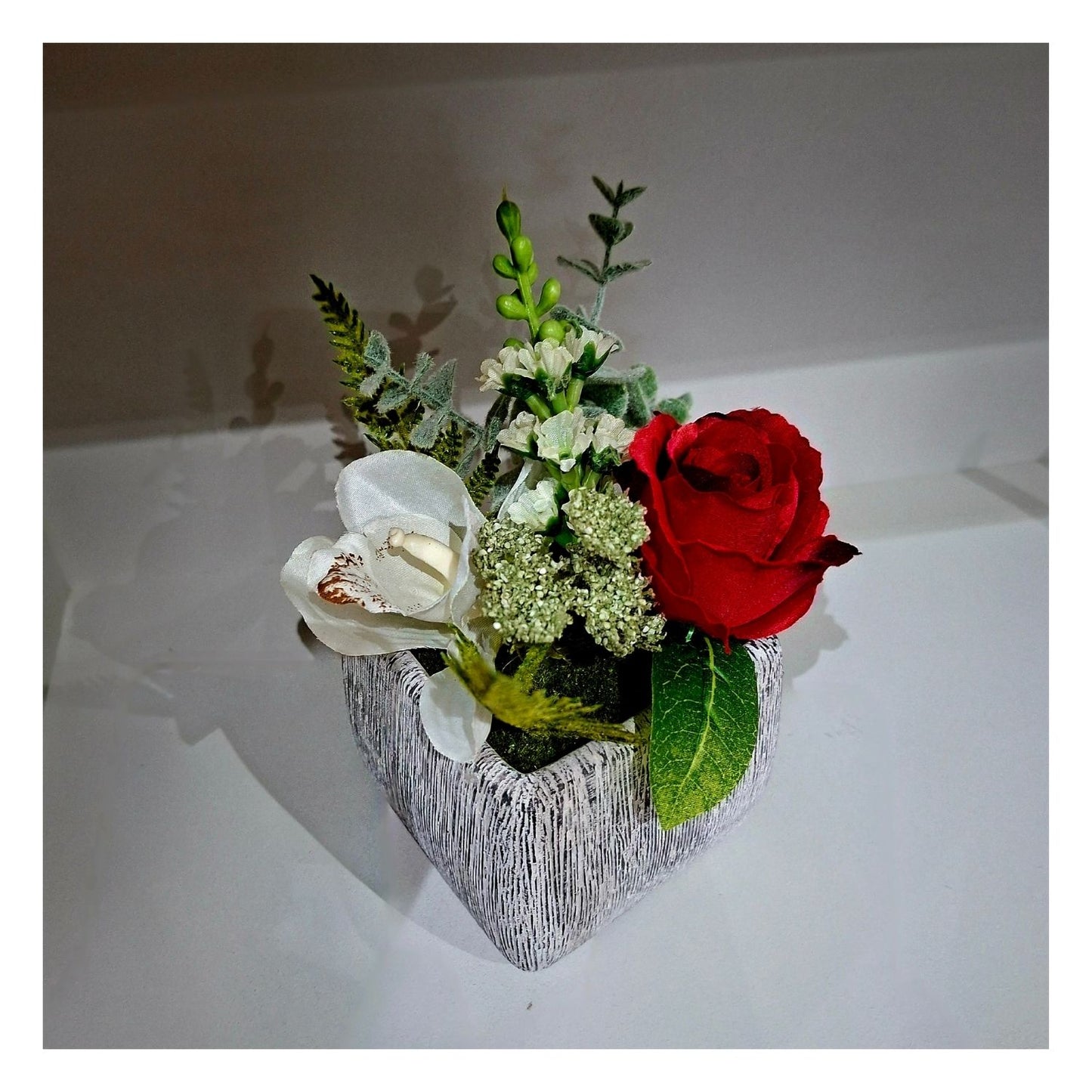 Composition florale rose rouge - orchidée