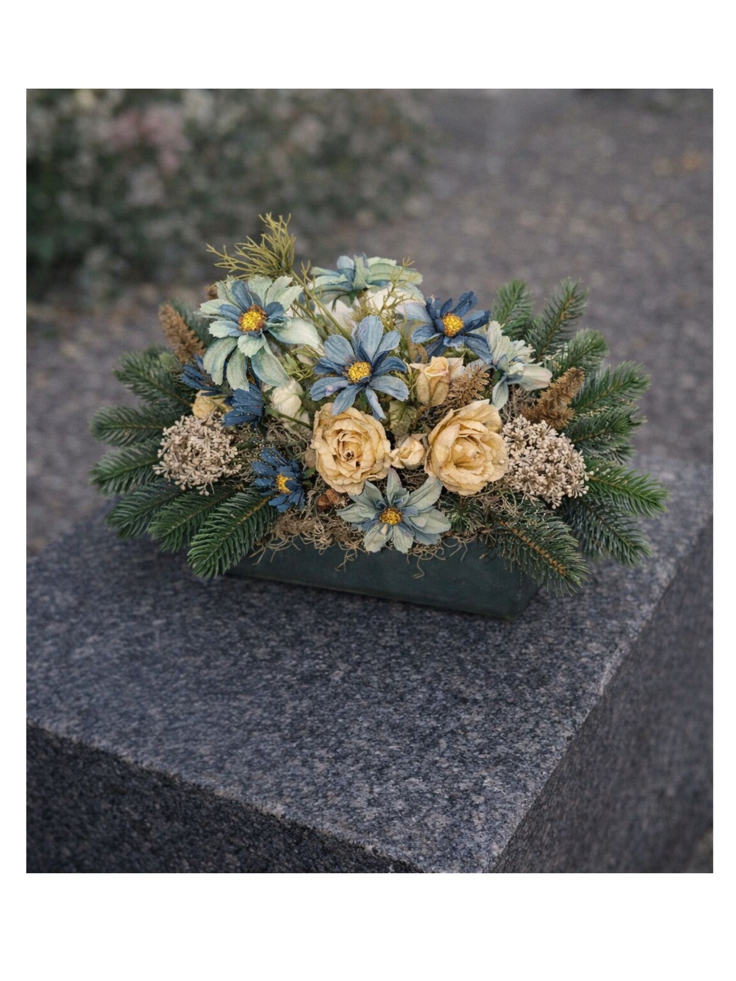 Composition sur bûche lestée – tons naturels bleu et ivoire