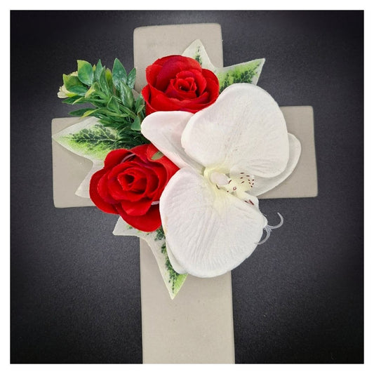 Croix funéraire - roses rouges et fleur d'orchidée