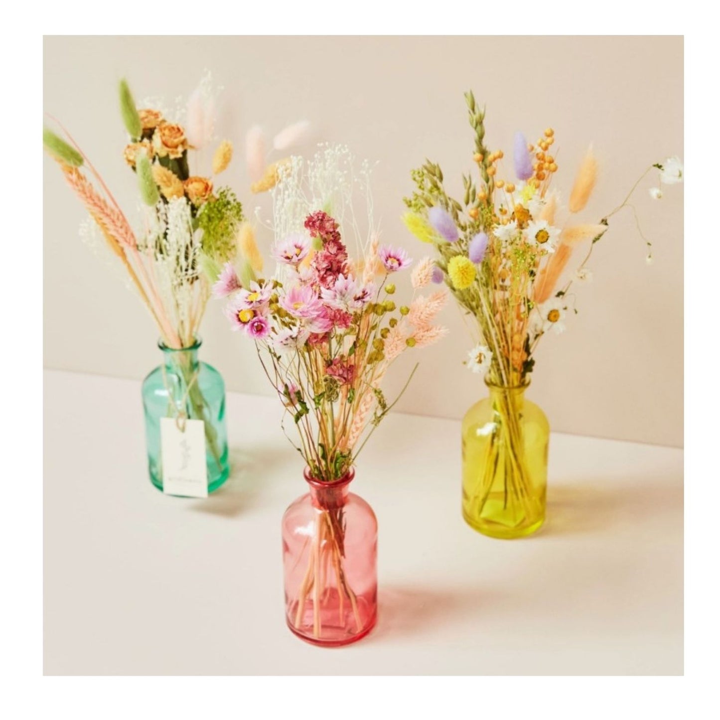 Mini bouquet de fleurs séchées et vase coloré en verre