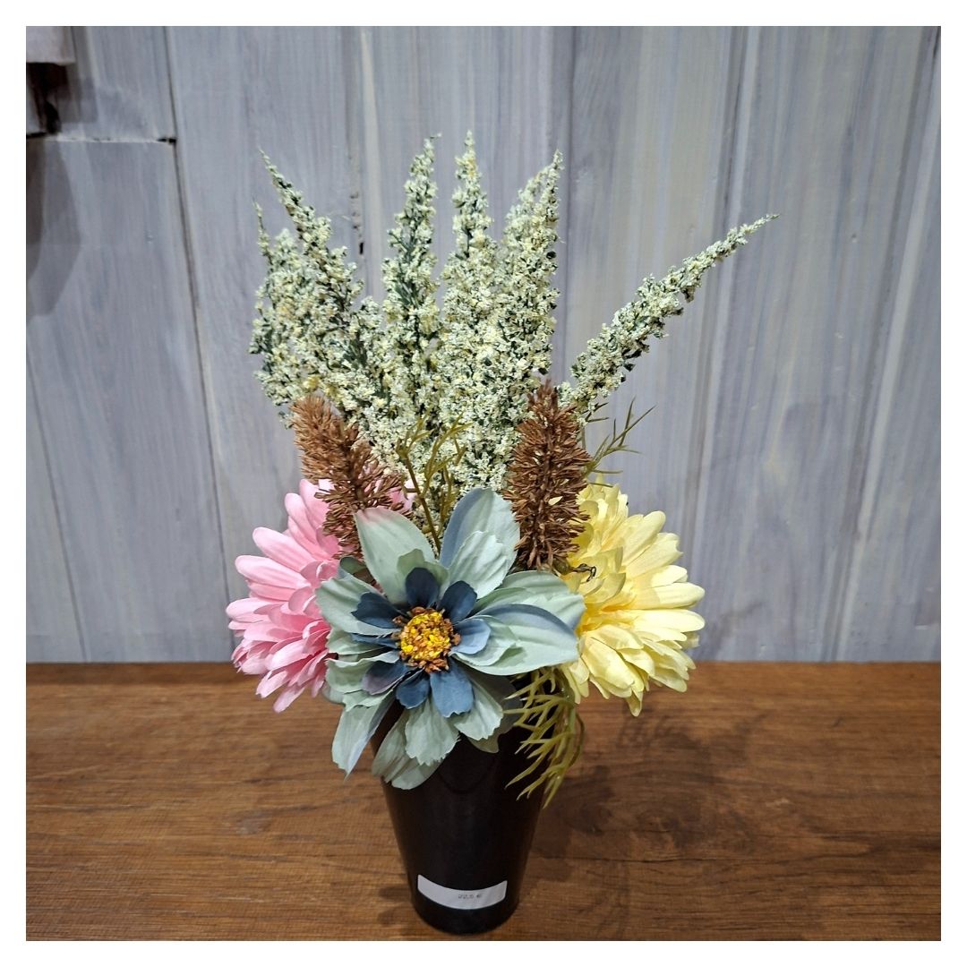 Montage unique Toussaint – Fleurs pastel et bruyère jaune clair en pot lesté