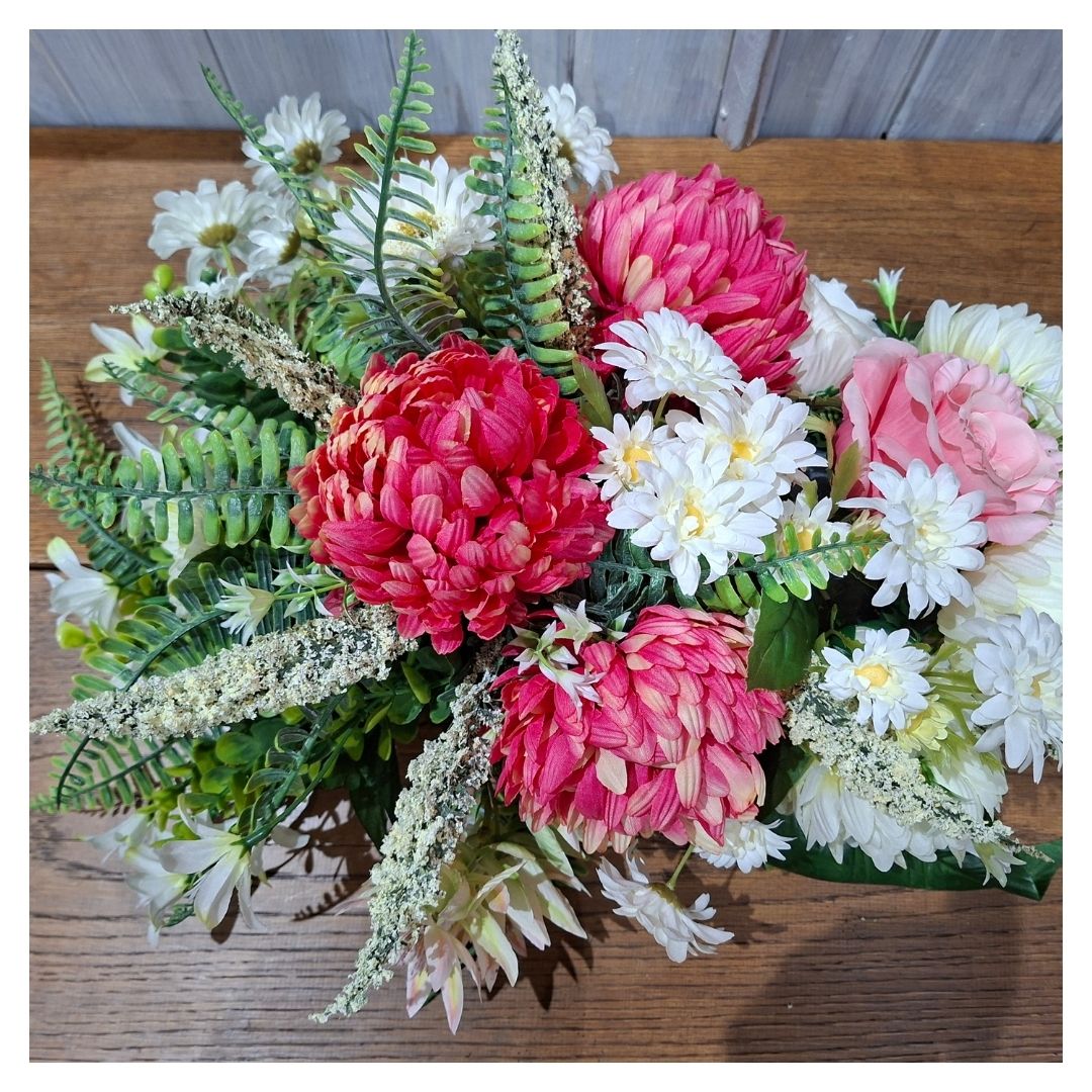 Composition Toussaint sur bûche – Chrysanthèmes et bruyère en mousse lestée